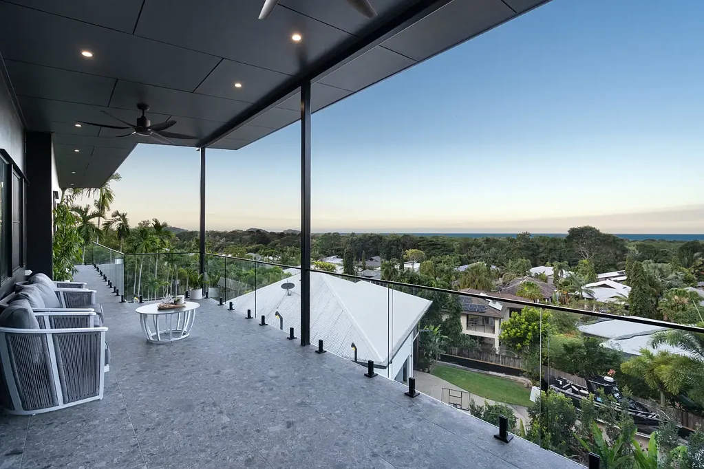 Palm Cove 4房  Impeccable quality, panoramic ocean outlook.