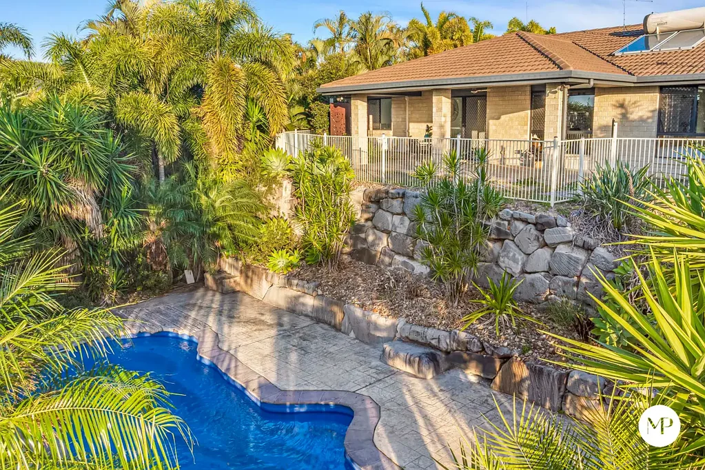 Kawana 5房  Spacious 5 Bedroom Brick home, Inground Pool & Views