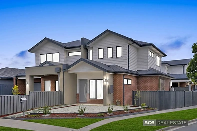 Laverton 2房 全新双层住宅 现代设计 采光充足 开放式布局 美食厨房 Caesarstone台面 低维护庭院 主卧套间 分体空调 便利交通 设施齐全 A Lifestyle of Privacy, Convenience and Style Awaits!