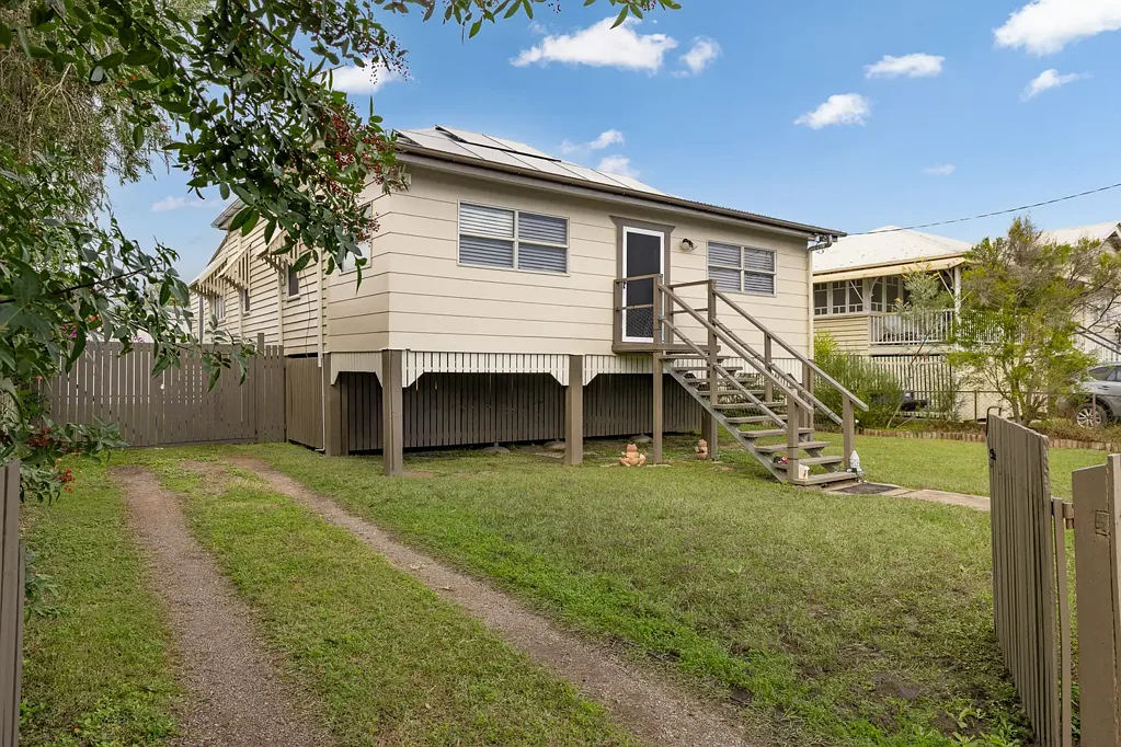 Maryborough 3房  Solid, High & Dry Family Home in a Quiet Location