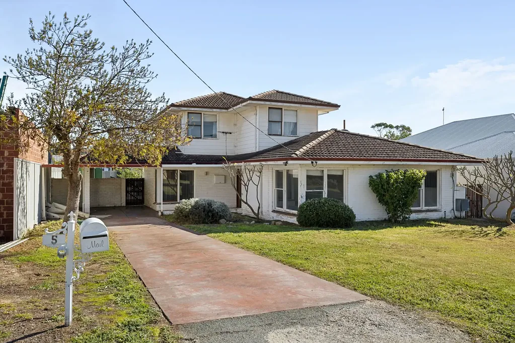 Hamersley 4 Bedroom Do you have vision to bring this 1970s classic back to life?