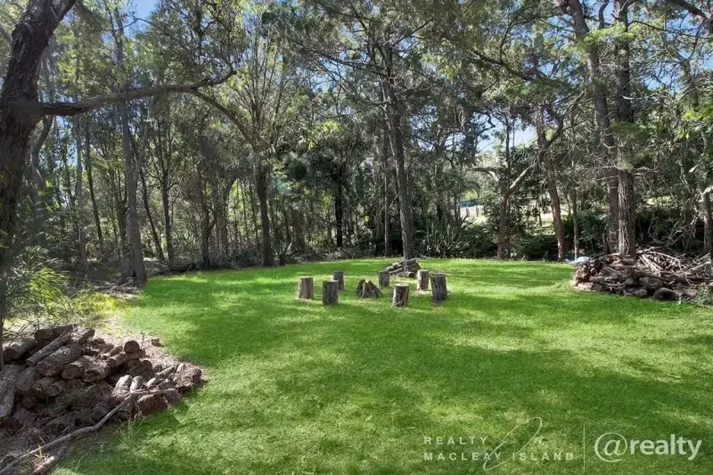 Macleay Island SMBI中心区地块 1012m²优质土地 19.9米面宽 卓越可见性 灵活开发潜力 毗邻水滨海滩 Prime Land SMBI CENTRE ZONE 1,012m² Commercial-Zoned – Walk to Jetty, Shops & Waterfront