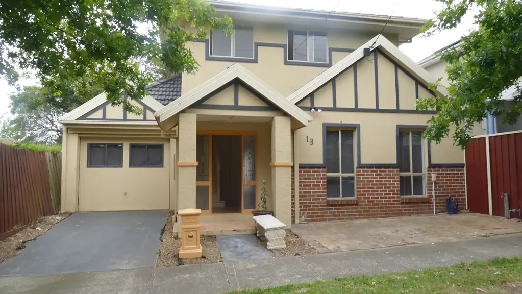 MODERN SPACIOUS RESIDENCE WITH OWN STREET FRONTAGE