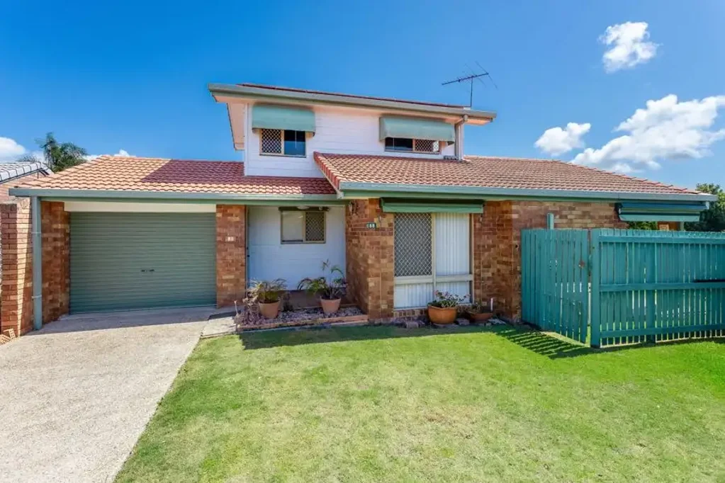 Kippa-Ring 3Zimmer Immaculate Three Bedroom Home in sought after Freehold Village!