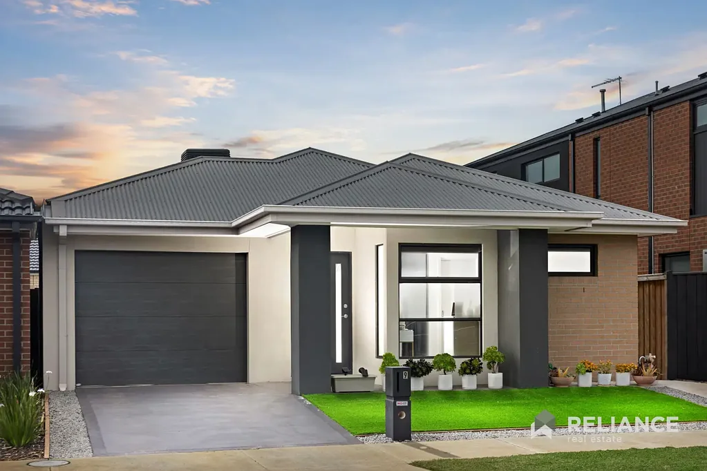 Werribee 4chambre The Pinnacle of Connected Luxury: Low-Maintenance Elegance Steps from Schools, Shops and Station!