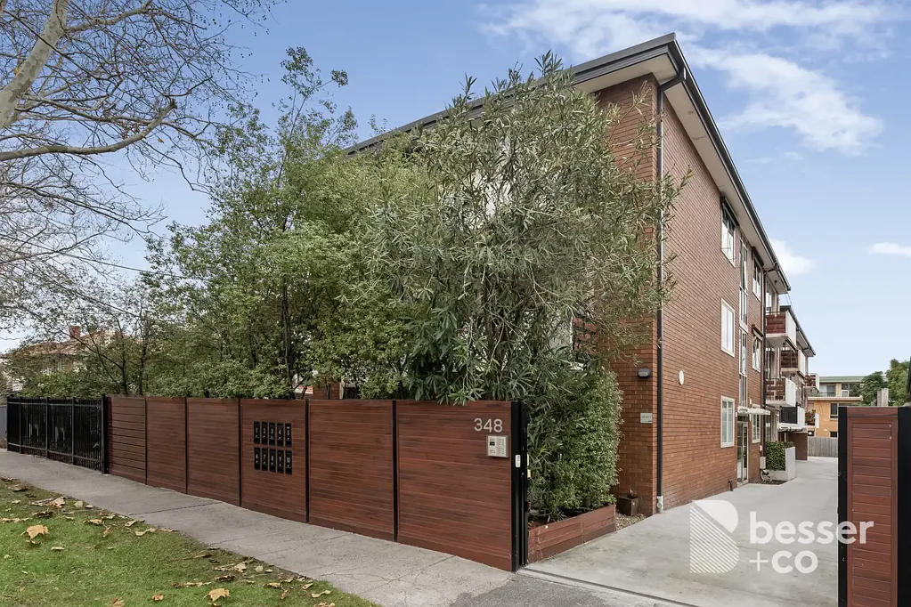 St Kilda East 2房 历史住宅视野 精品建筑 安全公寓 宽敞时尚 西向阳台 高档厨房 欧洲橡木地板 循环空调 街角咖啡馆 步行商圈 Restful and Renovated with a Garage