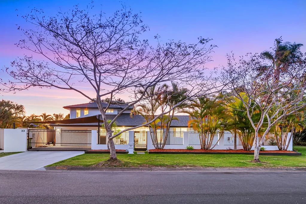 Ashmore 4બેડરૂમ LOCATION, LOCATION ... VERY DESIRABLE "PARADISE RIVER" PRECINCT OF HIGHLY-SOUGHT ASHMORE ... LARGE FAMILY HOME THAT "TICKS ALL THE BOXES" !!!