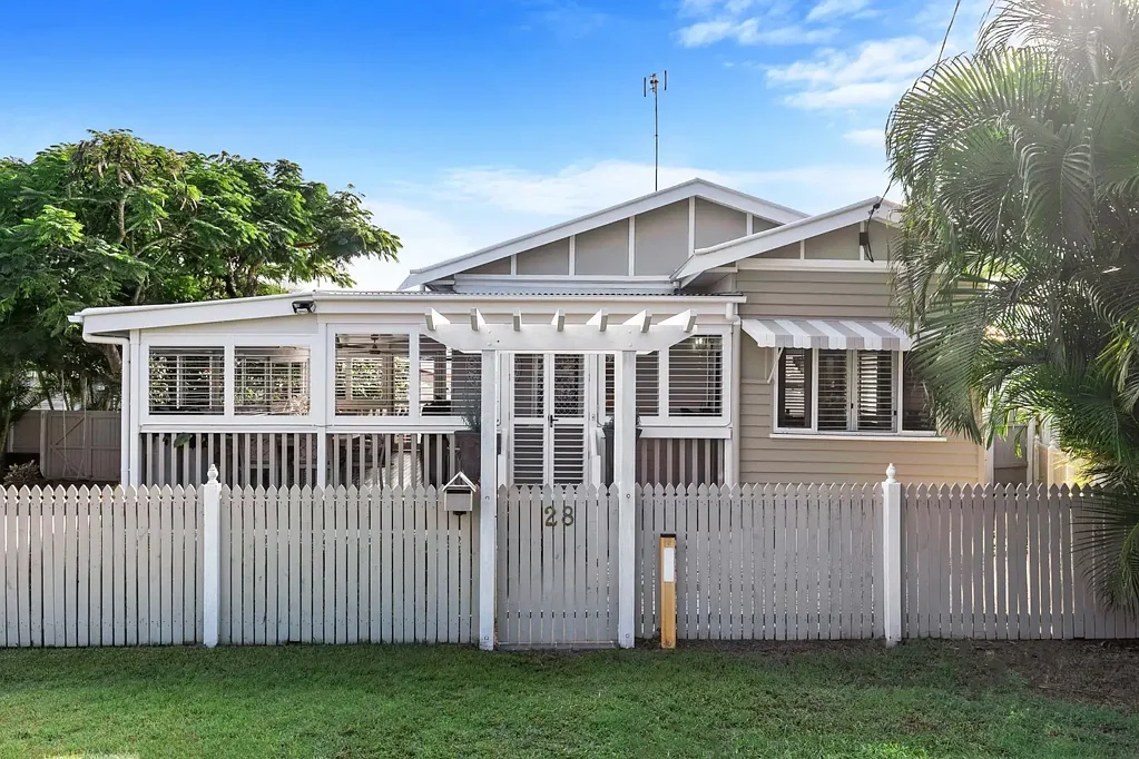 Urangan 2कमरा Coastal Living at its Finest! Highly Sought After Location - Moments from Beach