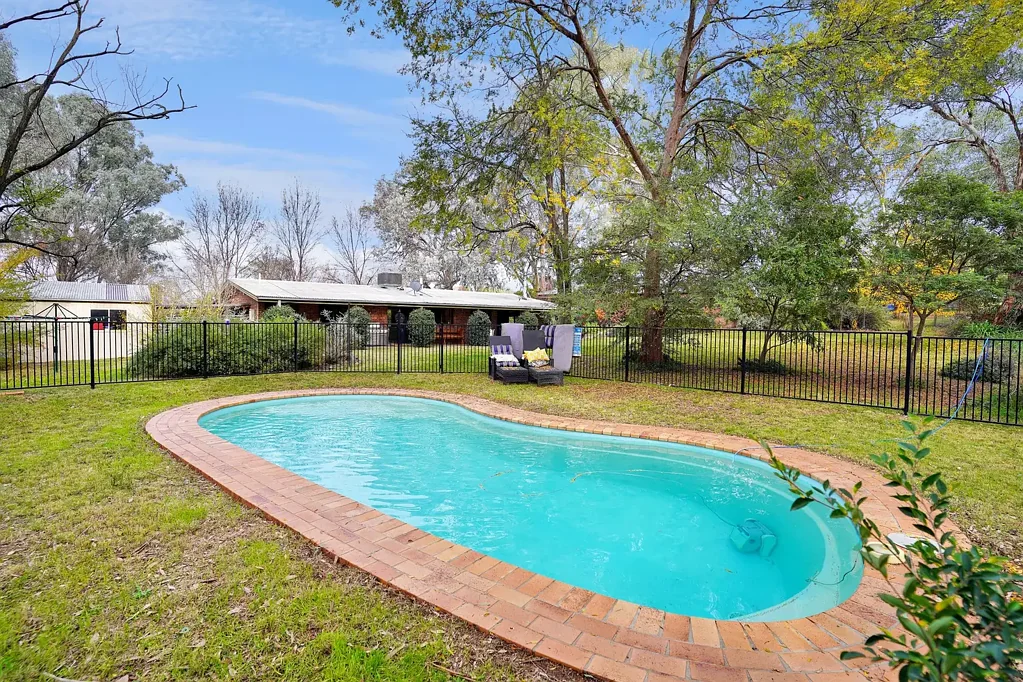Cowra  TWO HOMES SET ON 3.18ACRES, 4MINS FROM TOWN! LIVE IN PLUS A STRONG RENTAL RETURN!