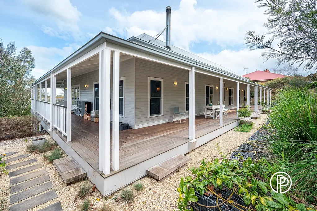 Neerim South 4 Slaapkamer EXCEPTIONALLY BUILT HOME - PICTURE-PERFECT SETTING