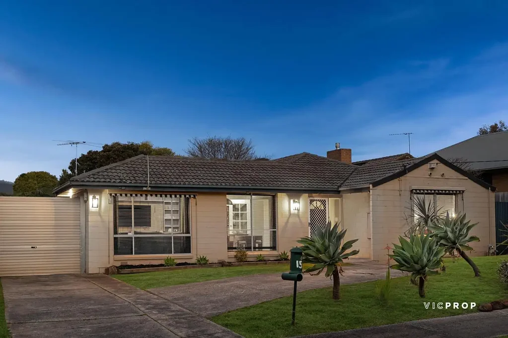 Ferntree Gully 4房 宽敞舒适，地段优越 Spacious Living in a Sought-After Setting