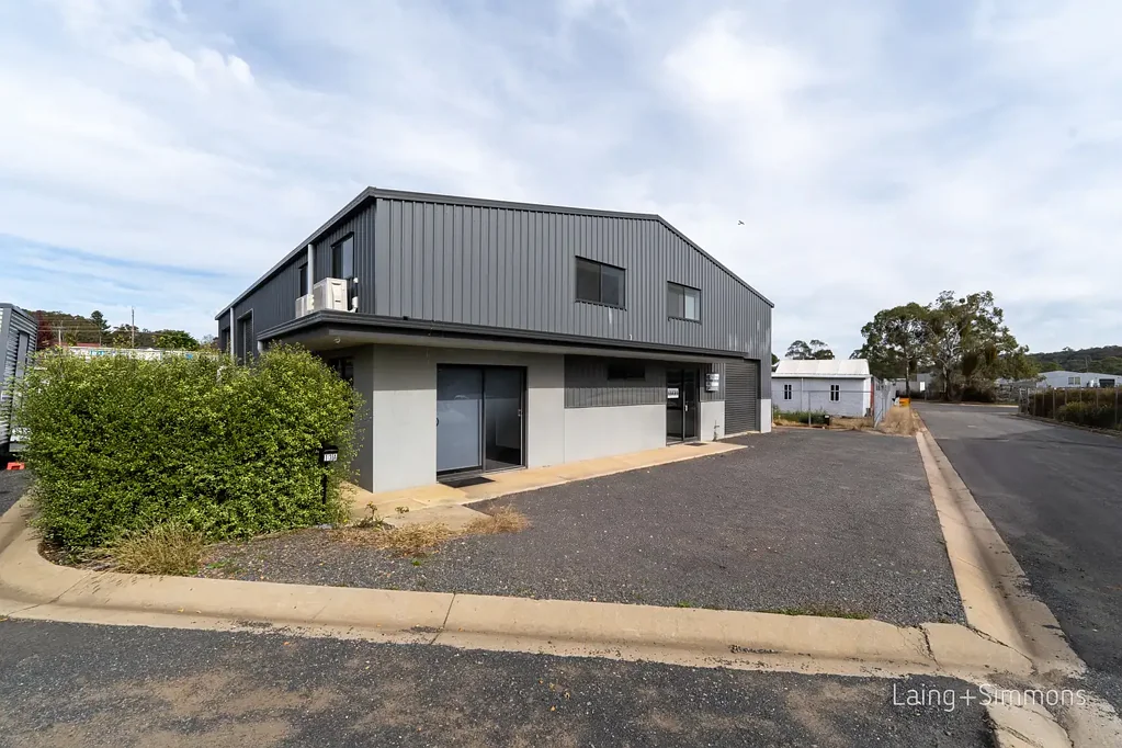 Armidale 1房  Versatile Commercial Warehouse with Excellent Potential