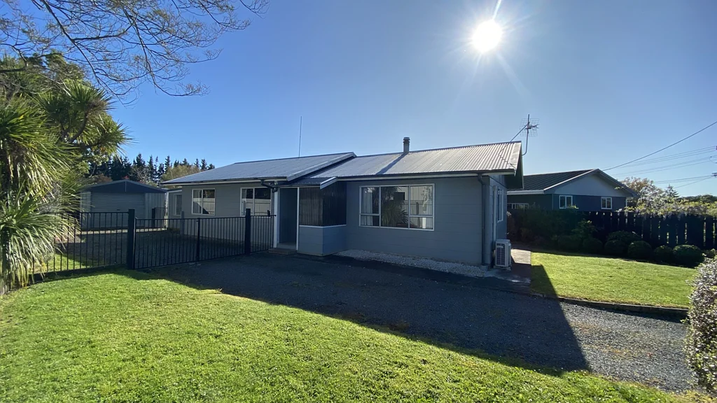 Super Tidy Three Bedroom Home with all the extras !!