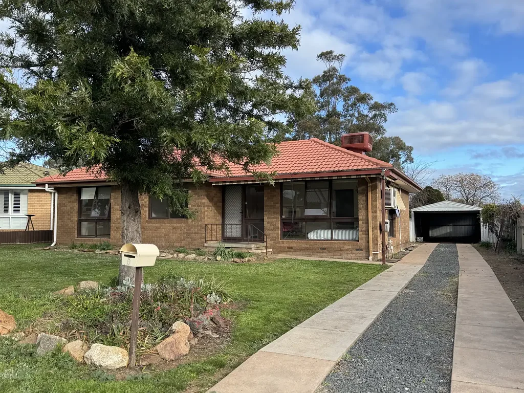 Comfortable Family Home with Large Backyard & Garage/ Shed