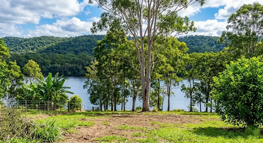 Russell Island 巨大水边地块 1543平米 高位全景水景 面向North Stradbroke Island 自然坡度设计 便捷航行入口 稀缺大型地块 Panoramic Views Across Moreton Bay!