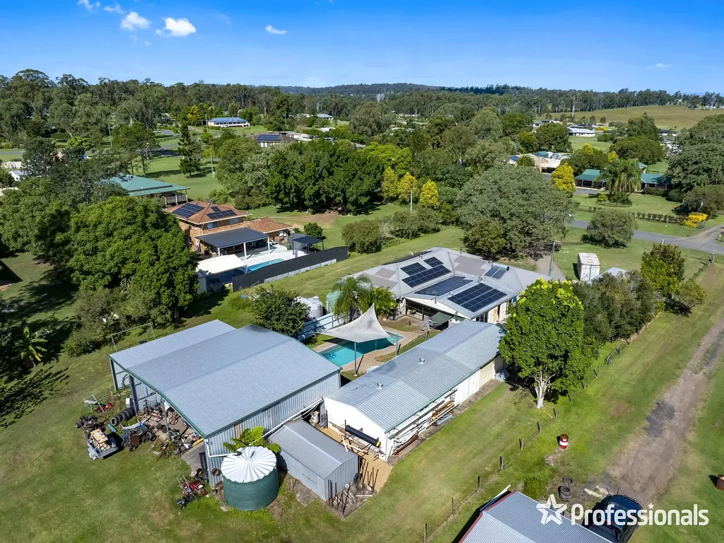 Cedar Grove 5कमरा Large Home with Massive Sheds!