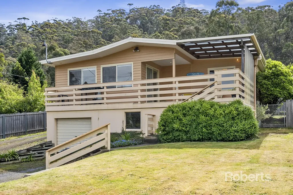 Bicheno 3 Bedroom Ocean views, a sprawling yard and convenience plus!