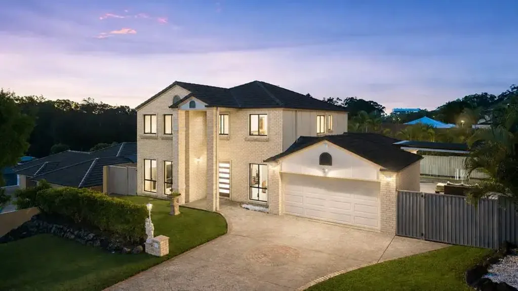 Molendinar 4房  EXPANSIVE & IMMACULATE FAMILY HOME  - MULTIPLE LIVING AREAS -  WALK TO GRIFFITH UNI, HOSPITALS & LIGHT RAIL