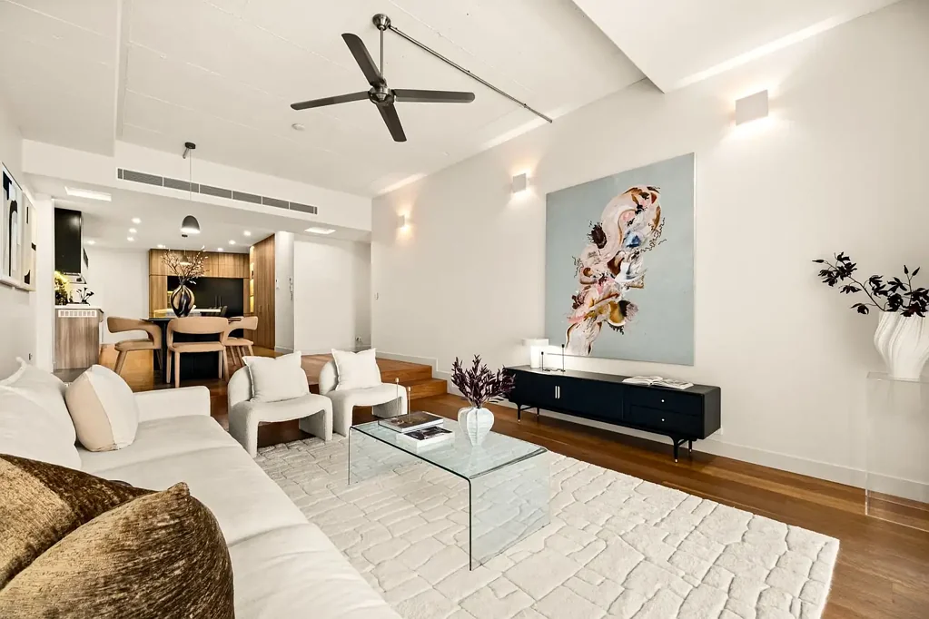 Teneriffe 3 Slaapkamer (A RARE AUSTRALIAN ESTATES WOOLSTORE CORNER APARTMENT)