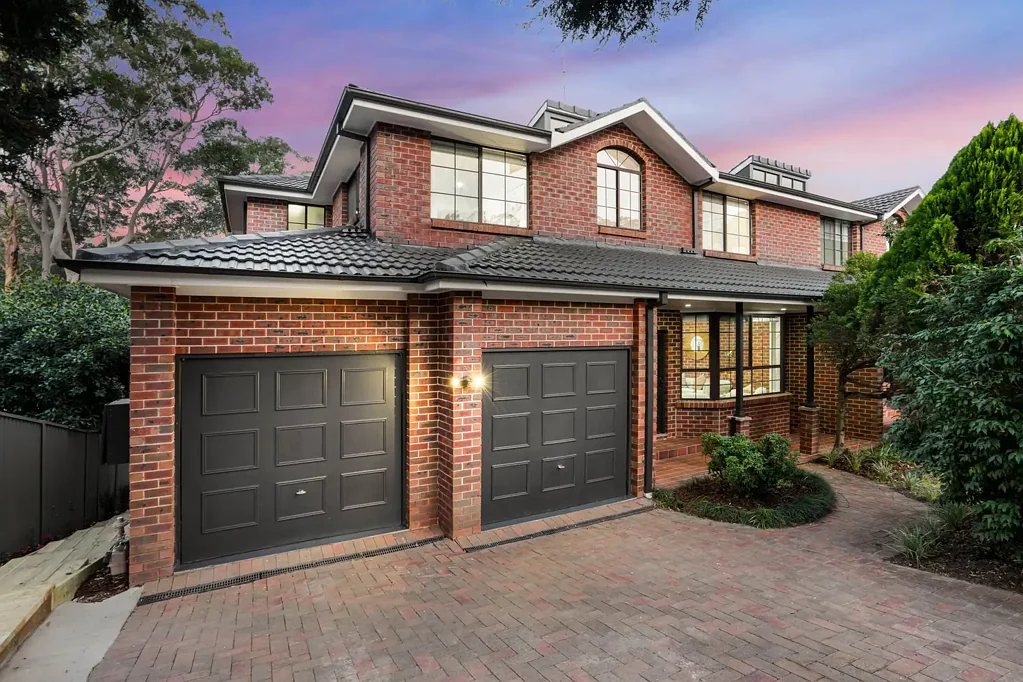 West Pennant Hills 4房 隐秘角落私享 2000平米阔地 背靠林地宁静 时尚翻新四卧 双车库街外位 多区生活奢居 Fully Renovated Family Retreat Backing Bushland