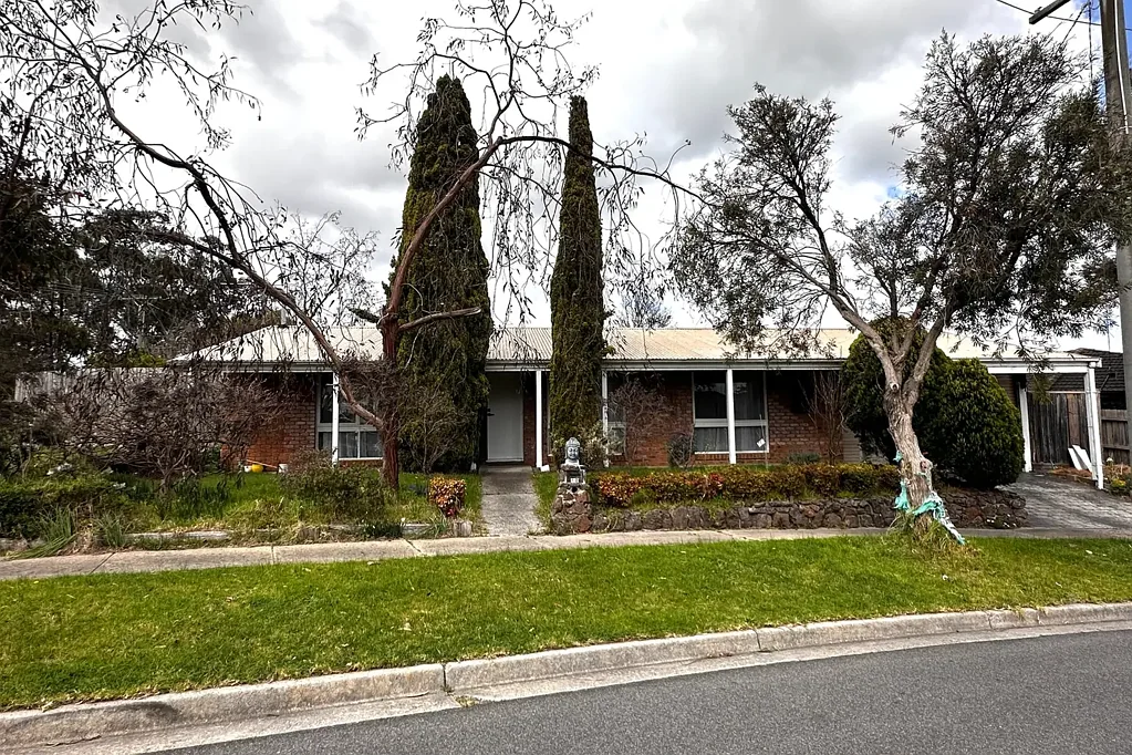 3 BEDROOM HOUSE WITH HUGE 4 CAR GARAGE AND WORKSHOP IN HAMPT