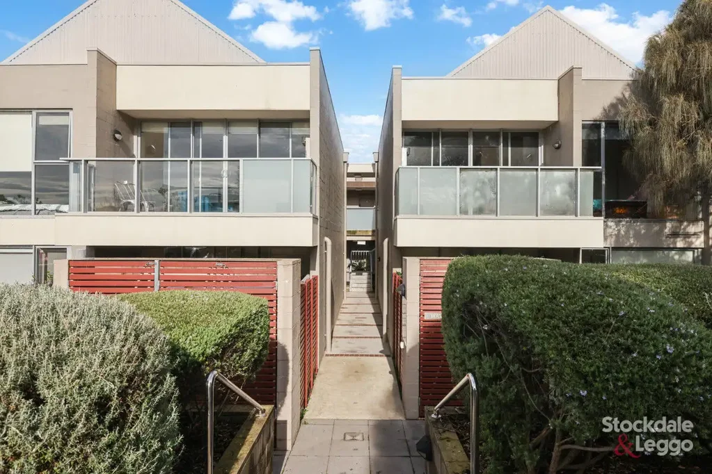 San Remo 1침실 Coastal Convenience with Investment Appeal