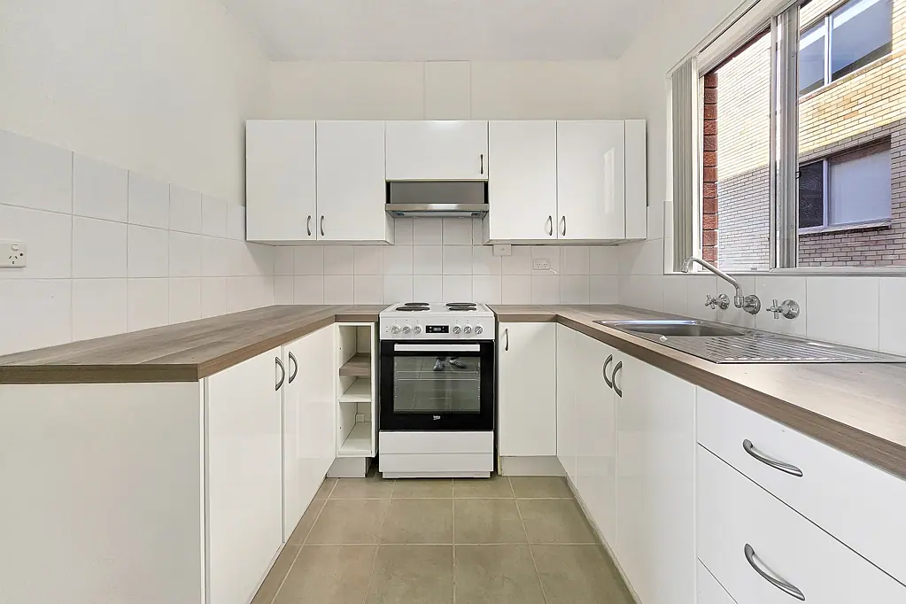 Walking distance to Coogee Beach with Balcony & Parking!