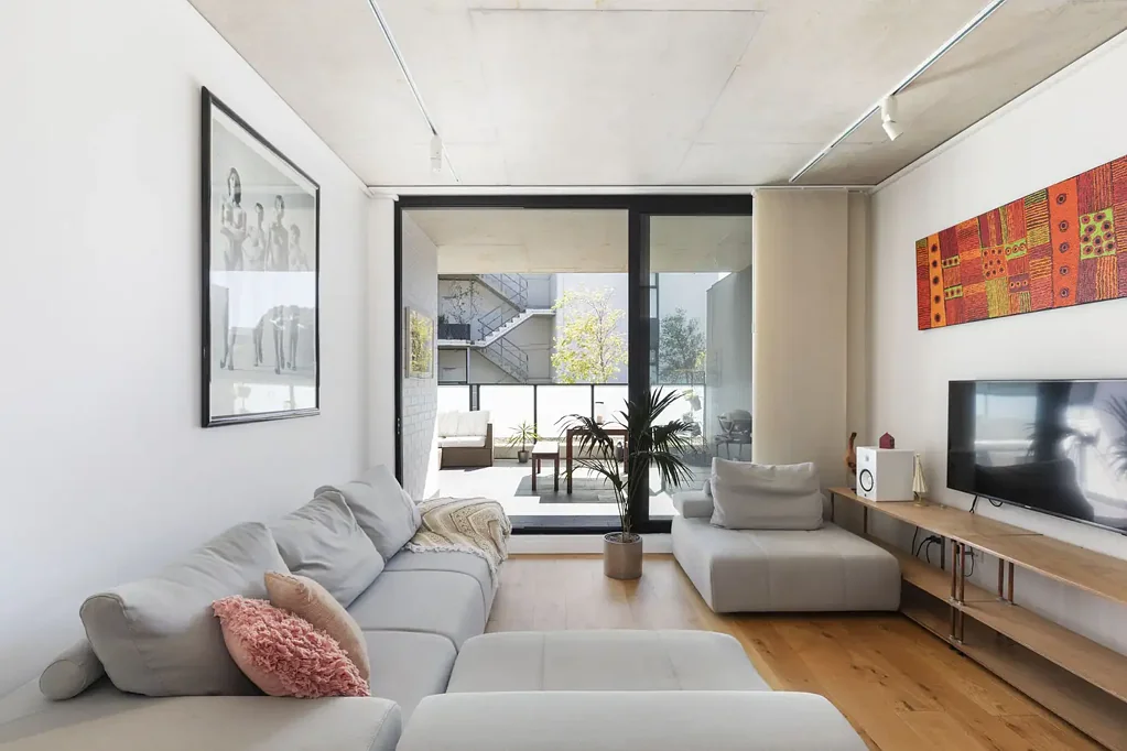 Unfurnished apartment, pet friendly