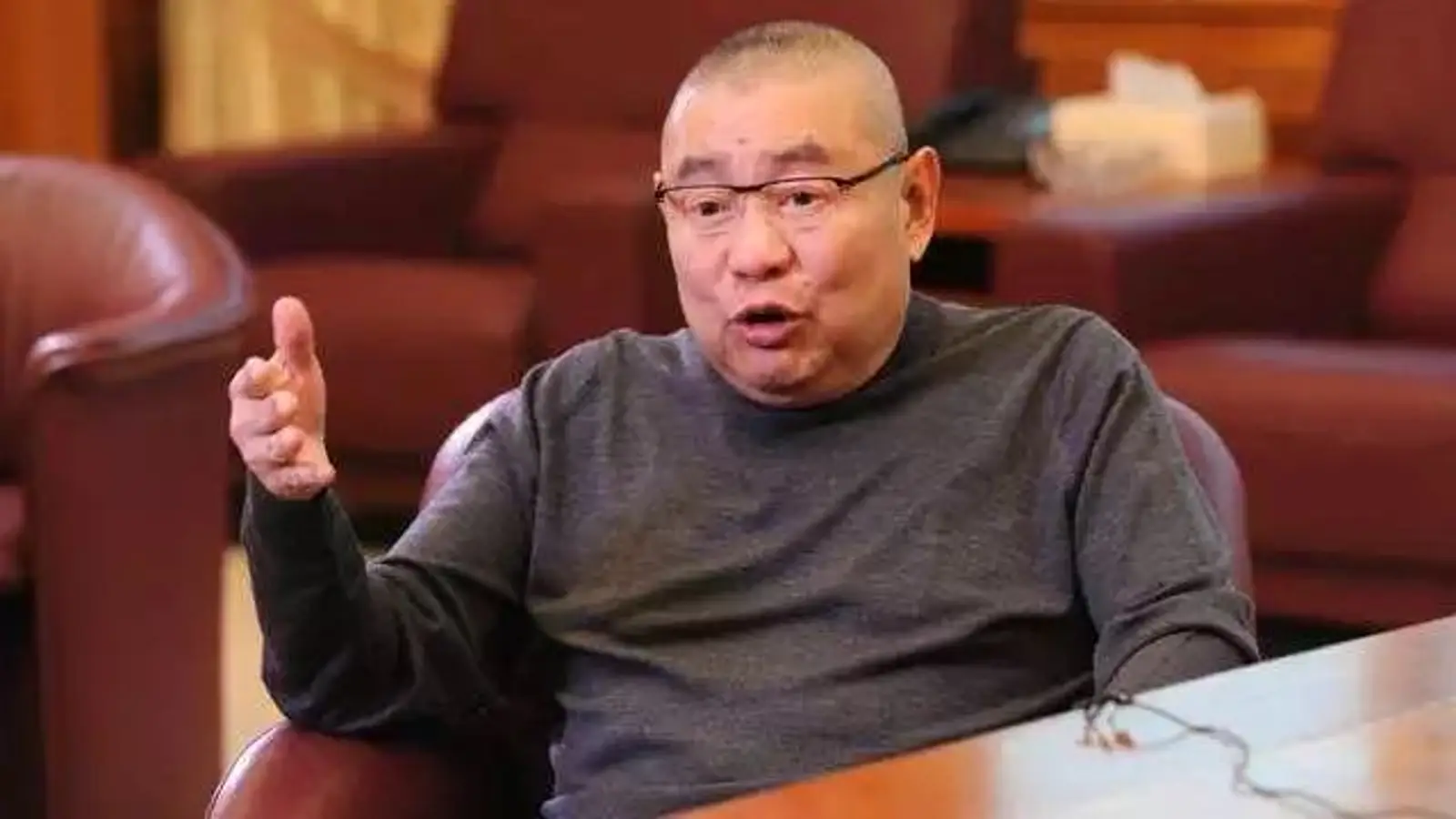 刘銮雄跑路加拿大？躲避澳门法院刑事制裁，逃亡路上未见保镖，小费出手仍旧阔绰！