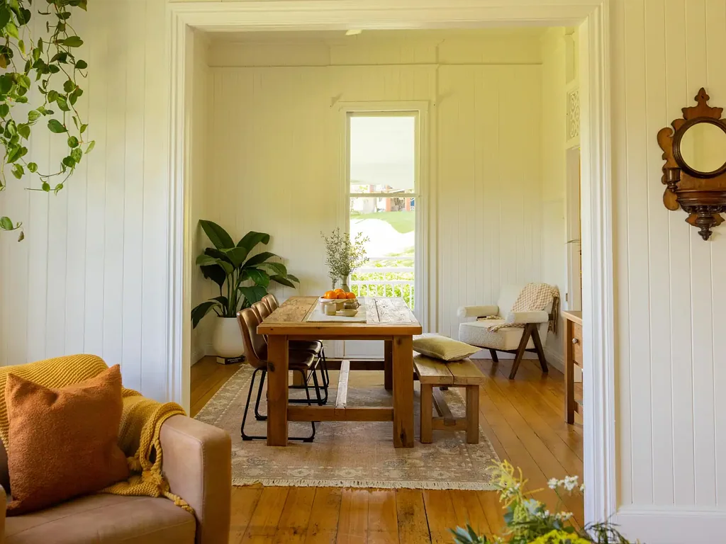 Murwillumbah 4 Bedroom 110 year old restored Queenslander on just under 2 acres, 3 minutes from Murwillumbah town centre.