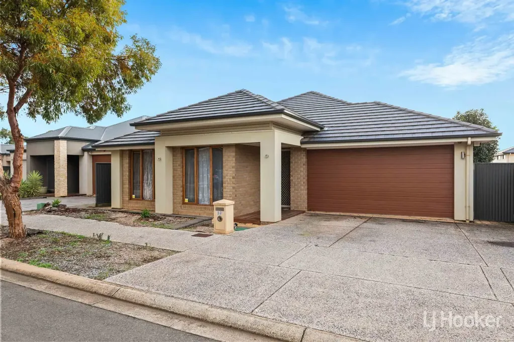 Blakeview 4 Bedroom Modern Family Living with Space, Style & Comfort in Blakes Crossing!