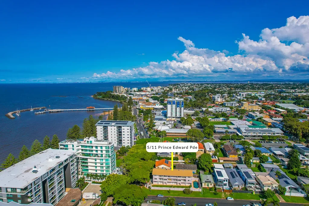 Redcliffe 2Moenga Superbly Positioned Coastal Unit with Ocean Proximity!