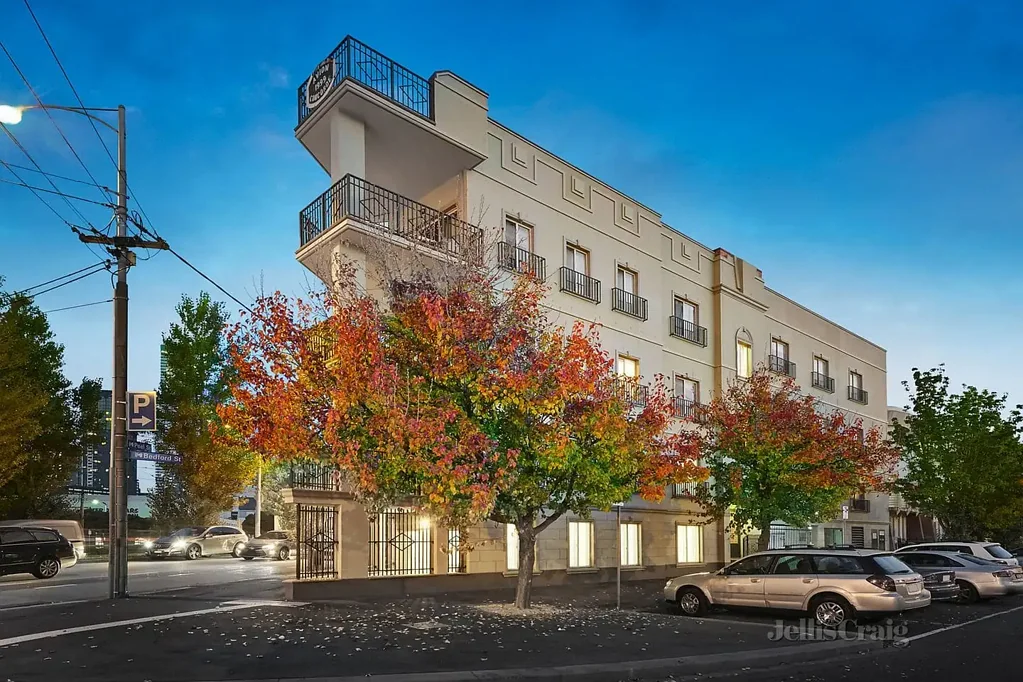 North Melbourne 3房 宽敞公寓 - 自住完美或绝佳投资机会！ Huge apartment - perfect to live in or great for an investment!