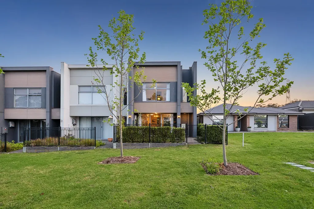 Mount Barker 3ਬੈੱਡਰੂਮ A premium, modern townhouse at the end of a row overlooking a reserve