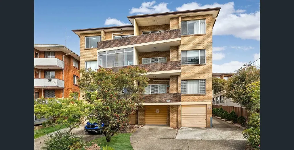 Sunlit Top Floor Living in a Prime Rockdale Location