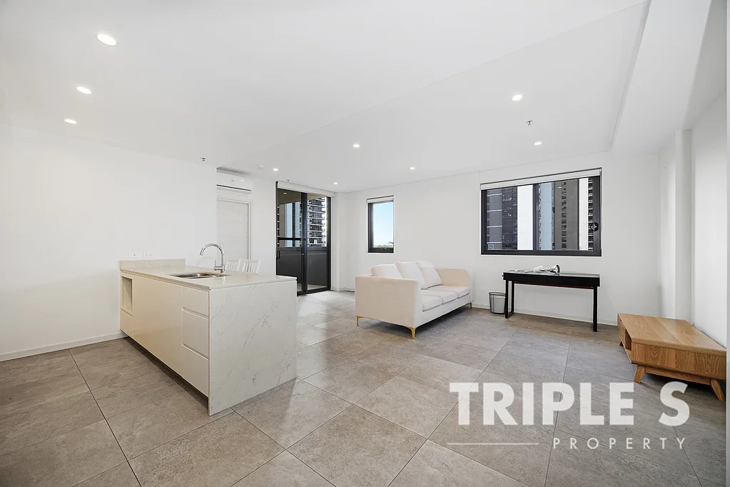 Liverpool 2ห้องนอน Luxury Oversized Top-Floor Living with Sweeping District Views| Prime Two-Bedroom Opportunity in Liverpool!