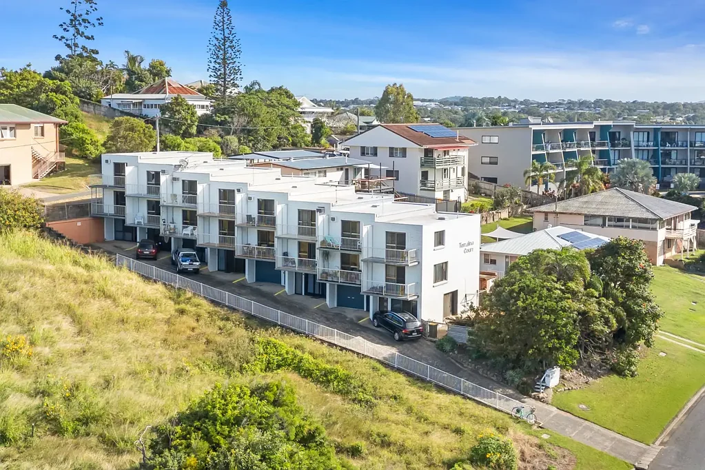 Modern 2-Bedroom Coastal Retreat with Stunning Sea Views - Walk to Beach & CBD