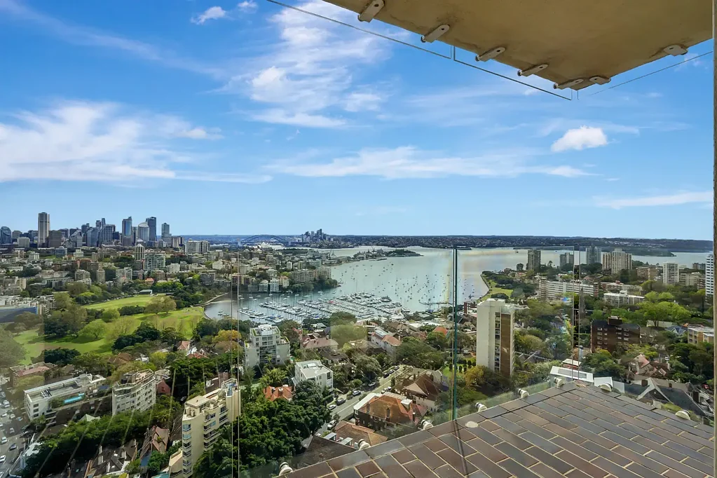 OVERSIZED PRESTIGE APARTMENT WITH MAGNIFICENT SYDNEY HARBOUR VIEWS