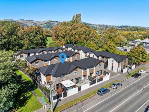 Sydenham 2部屋 "Touchdown" on this Spectacular Townhouse