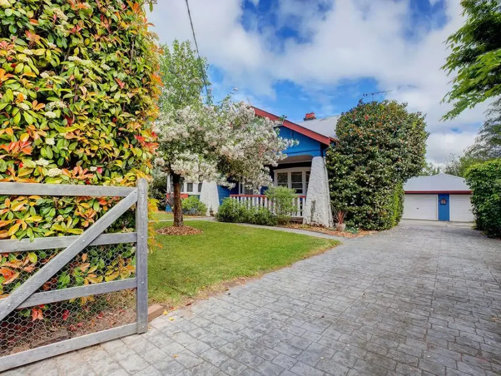 Moss Vale 3 Slaapkamer California Bungalow - Walk to Town & Huge Potential