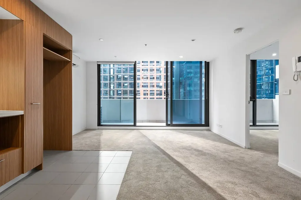 Melbourne Sky – Dual balconies and stunning city space!