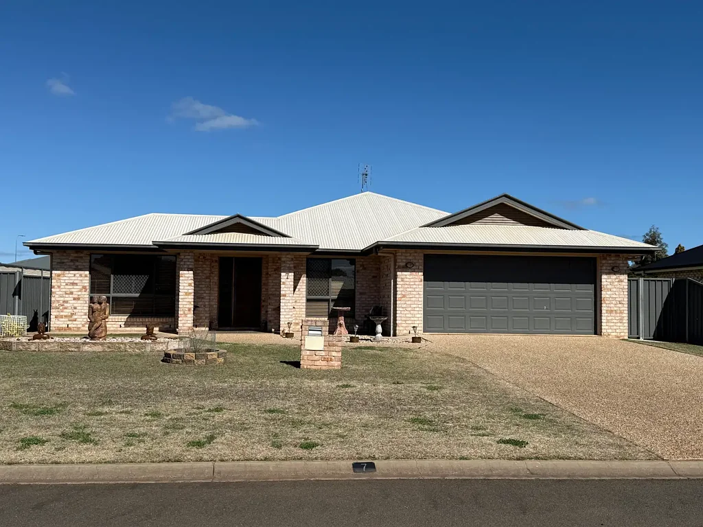 Oakey 4બેડરૂમ Large family home with shed - 702sqm