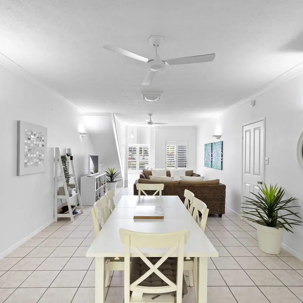 NEAT PALM COVE TOWNHOUSE - 700M WALK TO THE BEACH (UNFURNISHED)