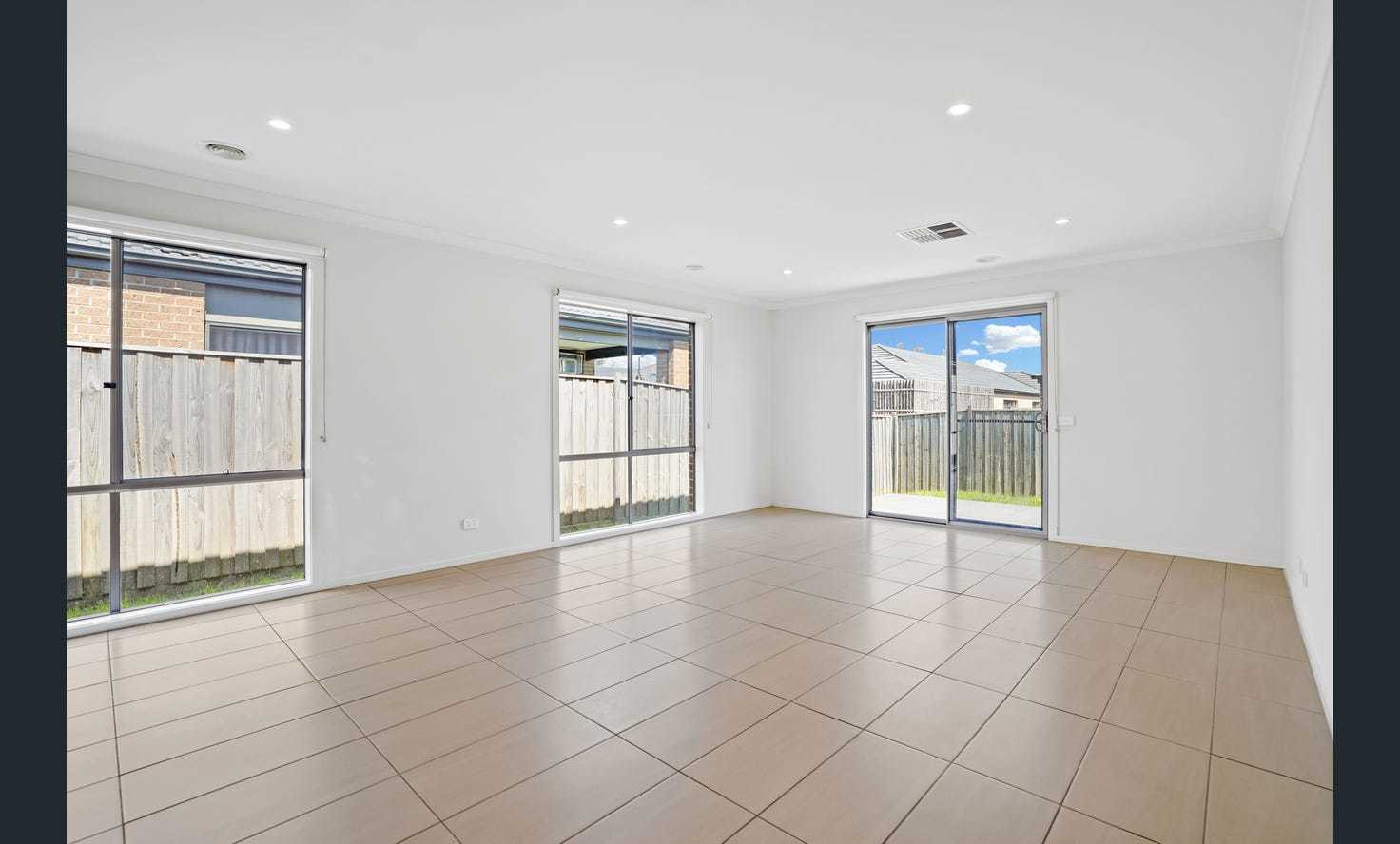 98 WALLAROO WAY, DOREEN VIC 3754, 0房, 0浴, House