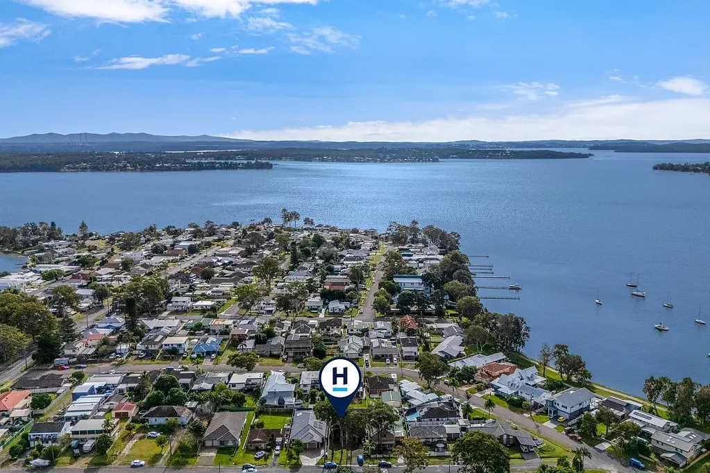 Mannering Park 3chambre No Strata Fees! Torrens Title Duplex with North Facing Rear Yard