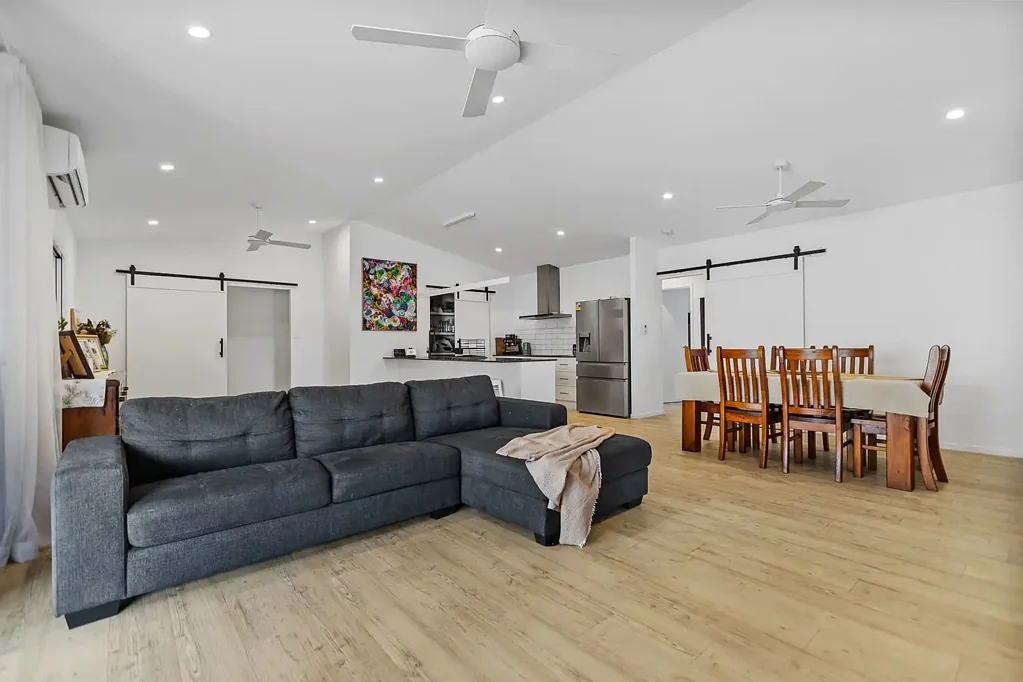 Edmonton 6ਬੈੱਡਰੂਮ LUXURY LIVING AT ITS FINEST - SOLAR, SIDE ACCESS & ONLY 4 YEARS YOUNG