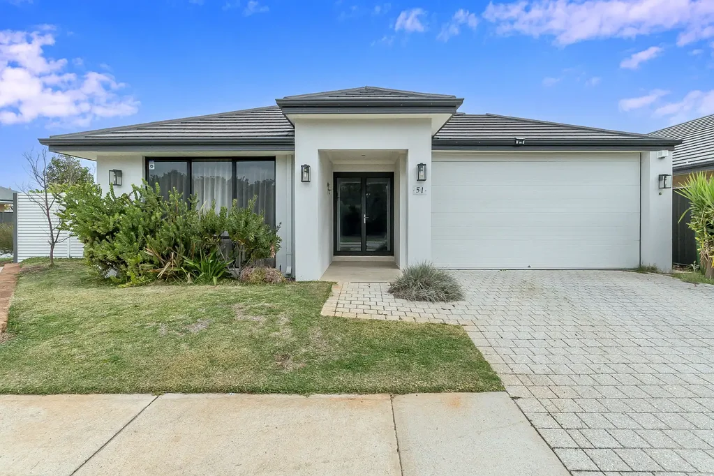 STYLISH FAMILY HOME WITH THEATRE, TROPICAL GARDENS & ENTERTAINING SPACE!