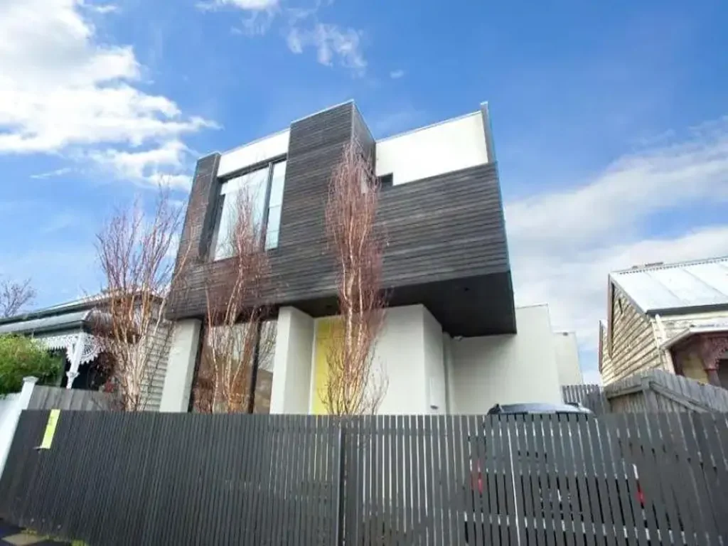 CONTEMPORARY SPACIOUS URBAN OASIS