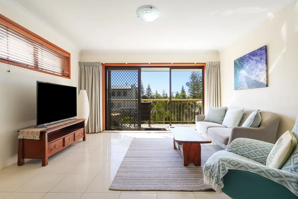 Broadbeach 2房  Boutique Coastal Opportunity in a Prime Location