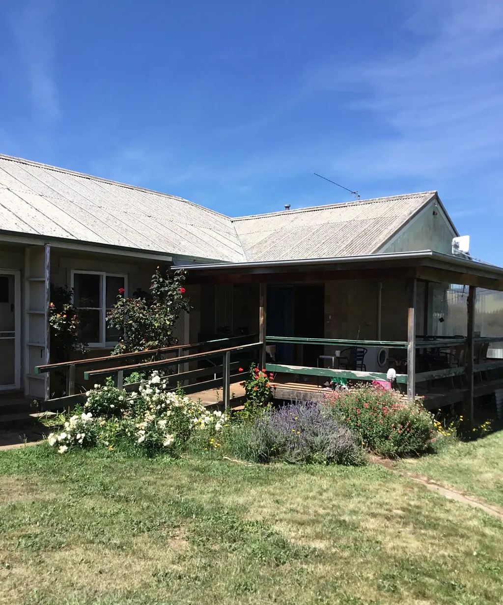 QUIET RURAL FARM LIVING IN A SPACIOUS FULLY FURNISHED ONE BEDROOM FLAT